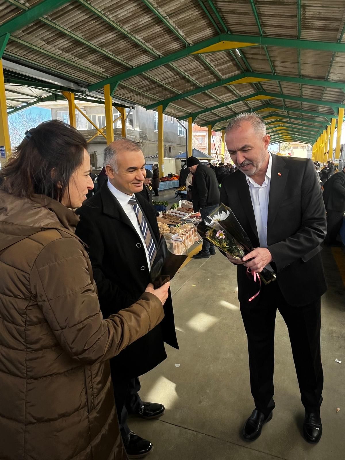 Atabey Belediye Başkanı Serdar Pehlivan 8 Mart Dünya Kadınlar Günü Kapsamında Kadın Vatandaşlarımıza Çiçek Dağıttı ve Kadınlar Gününü Kutladı.