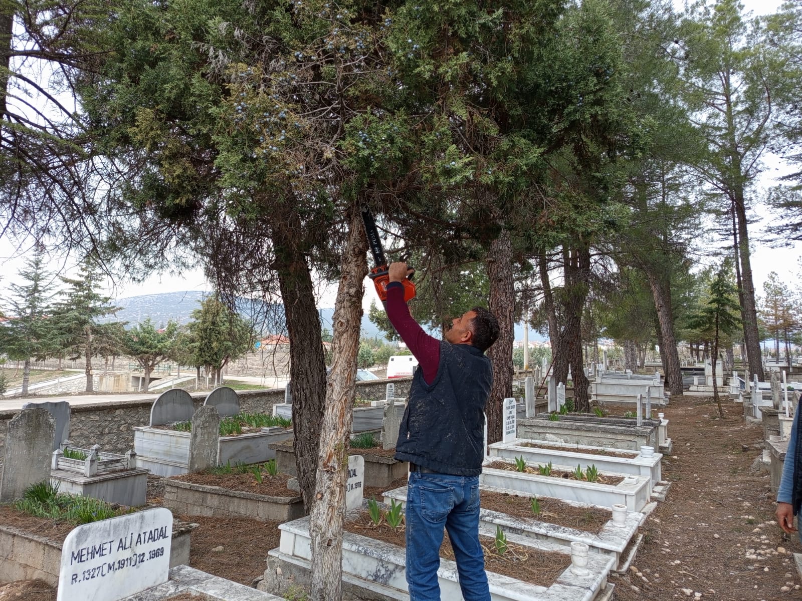 Belediyemiz Tüm Hızıyla Çalışmaya Devam Ediyor, Ramazan Bayramı Öncesi Tüm Mezarlıklar Temizlendi.