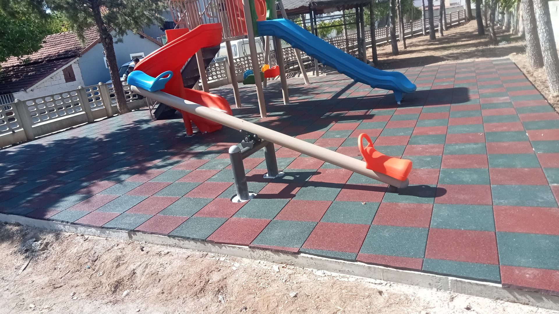 Atabey Belediyesinde parklarda yenileme çalışmaları yapıldı, temizlik çalışmaları devam ediyor.